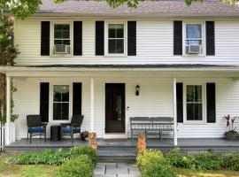 Cozy Litchfield House with Fenced-In Yard and Fire Pit, hotel di Litchfield