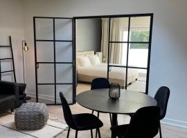 Unique luxury apartment with cosy garden!, hotelli Gentissä