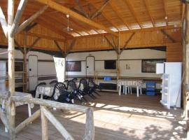 Camping Tsitreli, hotel with parking in Kalamitsi