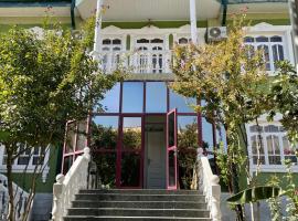 Hello Dushanbe Guest House, hotel in zona Aeroporto di Dushanbe - DYU, 