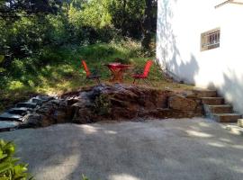 Duplex at the foothills of the Pyrenees, cheap hotel in Geu