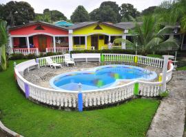 Rainbow Village, nastanitev ob plaži v mestu La Ceiba