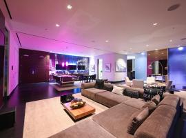 StripViewSuites Penthouse with Hot Tub on Balcony, serviced apartment in Las Vegas