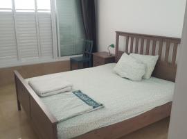 Room near Sheba Medical Center, and Bar Ilan, and TLV Airport, hotel in zona Ospedale Tel Hashomer, Qiryat Ono