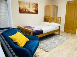 MODERN STUDIO APARTMENT, PRIVATE- DRIVEWAY PARKiNG