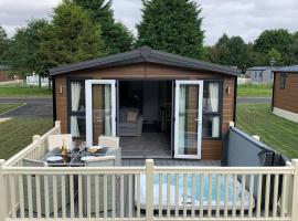 Nightingale Lodge with Hot Tub, cheap hotel in Barmby on the Moor