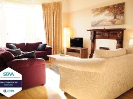 A Spacious Flat with Character - Private Car Space, hotel cerca de Club de golf Barshaw, Paisley