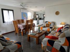 Gîte TI KAZ MORINGA, case créole cosy avec clim et jardin, Hotel in Saint-Louis