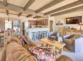 Patio and Fireplace Country Club Pinetop Condo!, Hotel in Indian Pine