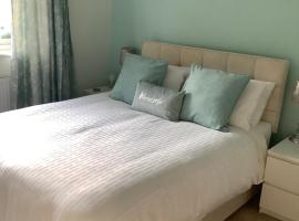 Private room, shared bathroom with one other, tea and coffee making facilities, mini fridge and hairdryer, King sized bed with help yourself continental breakfast in Secluded Modern Property with Parking, budget hotel in Bournemouth