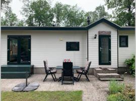 Ruim chalet op de Veluwe in Beekbergen op recreatiepark Topparken met vrije tuin en eigen parkeerplaats, hotel in Beekbergen