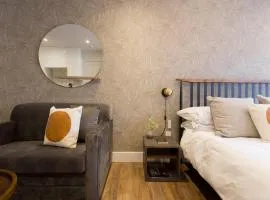 Blue Oasis Studio with Full Kitchen and Bath by Den Stays