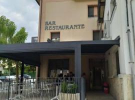 Hostal Restaurante Ibaisek, hostal o pensió a Zudaire