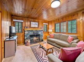Knotty Pine Cabin, vacation home in Joseph