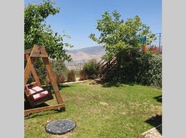 בלב היער- דירה קסומה בכמון, self-catering accommodation in Kammon