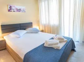 Kate's Modern 2 BR Apartment in Perea