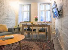 Lake - Pleasant 2-Bdr Apt in City Center