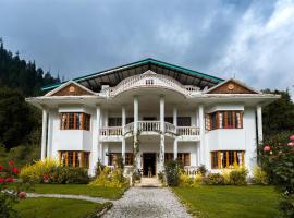 StayVista at The Lama House with huge lawn and valley view, hotel em Manali