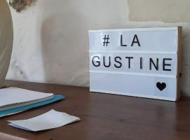 La Gustine, готель у місті Descartes