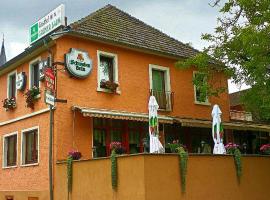 Grüner Baum, hotel con estacionamiento en Neckargerach