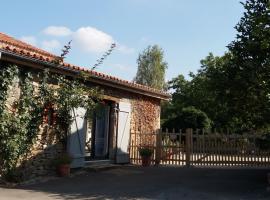 Chambre d'hôtes La Thibaudière, bed & breakfast a Bressuire