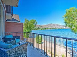 Lakefront Resort Townhome with Gas Grill and Kayaks!, hotel in Oroville