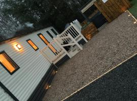 Percy Wood Lodge with Hot Tub near Alnwick, hotel in Swarland