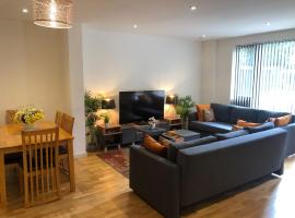 FW Haute Apartments at Queensbury, Ground Floor 2 Bedrooms and 2 Bathrooms with King or Twin beds with Front Porch and FREE WIFI and PARKING, hotel in Wealdstone