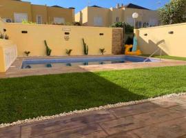 CASA DE LUJO CON PISCINA a 5 minutos andando del recinto ferial, hotel em Jerez de la Frontera