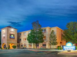 Days Inn & Suites by Wyndham Airport Albuquerque, hotel near Albuquerque International Sunport Airport - ABQ, 