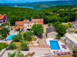 LUXURY VILLA ON SPACIOUS PRIVATE PROPERTY, hotel di Rakalj