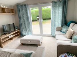 Exotic 3-Bed Caravan at Newquay Holiday Park, hotel in Newquay