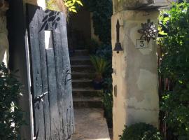 maison bohème, Hotel in Rou-Marson