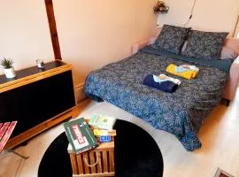 Chaleureux studio en rez de chaussée