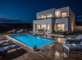 Villas Royal II with Private Pool, hotell i Novalja