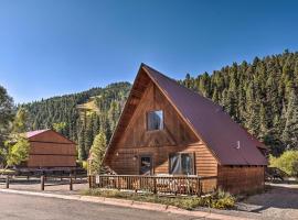 Ski-In and Ski-Out Red River Cabin with Mtn Views!, villa í Red River