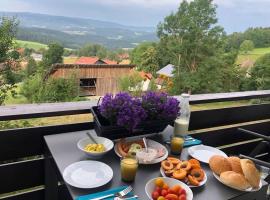 Apartment Panoramablick, hotel in Böbrach