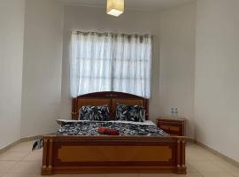 Furnished room in a villa in town center. With private bathroom, alloggio in famiglia a El Ain