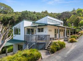 The Outlook - Whangaumu Bay Holiday Home, hotelli kohteessa Ngunguru