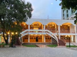 De Leopol Hotel, отель с бассейном в Аддис-Абебе