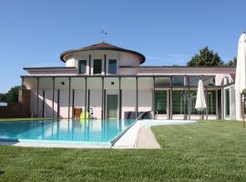 Villa bright and quiet 45 from the center of Rome, private pool exclusively, vikendica u gradu Sermoneta