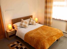 Cheerful 2 bedroom residential home - Free parking, holiday home in Leeds