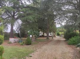 Le gîte de Poulas, hotel amb aparcament a Couffy