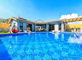 VILLA SADE 1 Secluded Large pool, ξενοδοχείο σε Sarıbelen