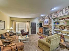 Red River Townhome with Balcony and Mtn Views!, βίλα σε Red River