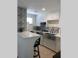 Studio Apt in Asian District, khách sạn ở Oklahoma City