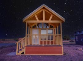 076 Tiny Home nr Grand Canyon South Rim Sleeps 8, rumah kecil di Valle