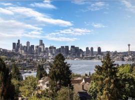 Rooftop Patio with Waterview, Private Garden & Grill 3BR 3BA- Modern Cityscape, cottage in Seattle