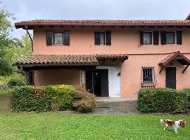 Casa intera tra le colline e le vigne del Dolcetto, hôtel avec parking à Rocca Grimalda