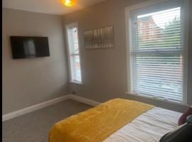 Beautiful stylish house near town centre, B&B in Rugby